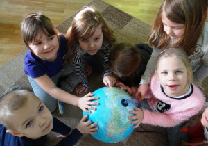 Dzieci pozują z globusem