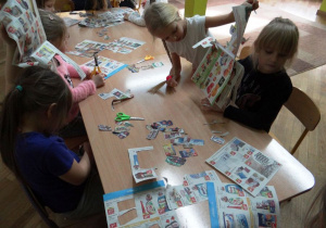 Dziewczynki wycinają obrazki z gazet