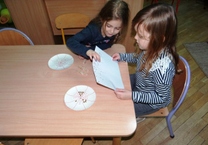Dziewczynki skupione na zadaniach matematycznych