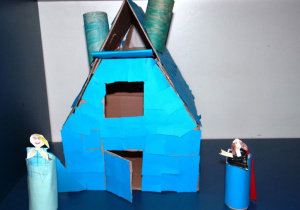 Domek dla lalek i lalki Elzy wykonane przez dziewczynki