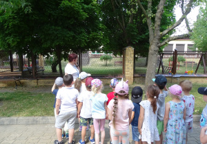 Dzieci oglądają przedszkole Muminki