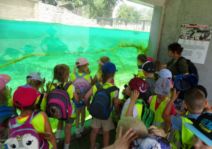 Dzieci oglądają ryby w Orientarium