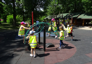 Dzieci bawią się na placu zabaw w ZOO