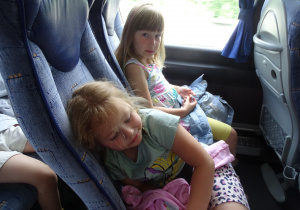 Dziewczynki siedzą w autobusie