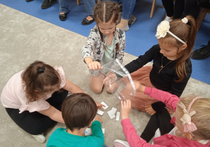 Dzieci podczas pracy w grupach.
