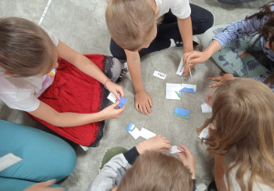 Dzieci układają puzzle.