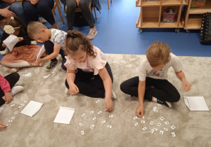 Dzieci układają wyrazy z liter.