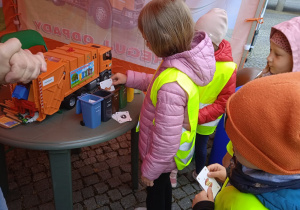 Dzieci segregują odpady.