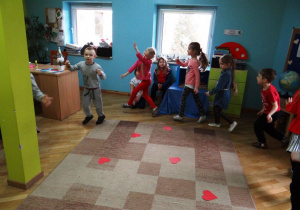 Dzieci bawią się i tańczą przy muzyce