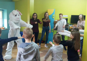 Dzieci tańczą z zajączkiem