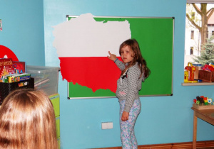 Dziecko pokazuje stolice Polski na mapie