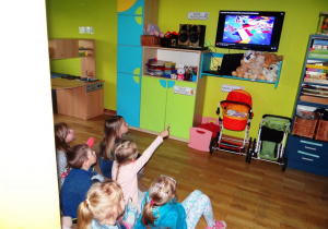 Dzieci oglądają film związany z symbolami narodowymi