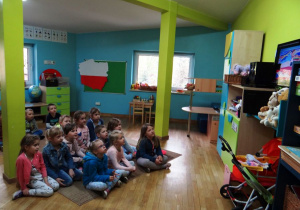 Dzieci oglądają film związany z legendą polski