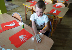 Dziecko malują rękę farbą
