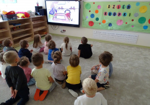 Dzieci oglądają filmik "Poznajcie kropkę, czyli Vashti i jej historia"