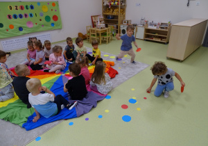Dzieci zbierają kółeczka w odpowiednim kolorze