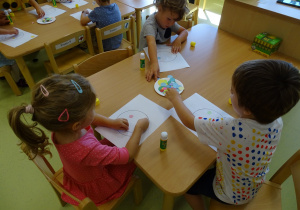Dzieci podczas wykonywania pracy plastycznej