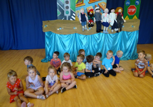 Zdjęcie grupowe dzieci na tle sceny