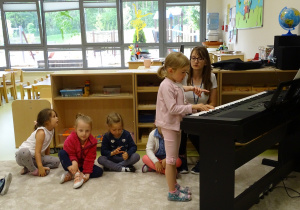 Dziewczynka gra na pianinie.