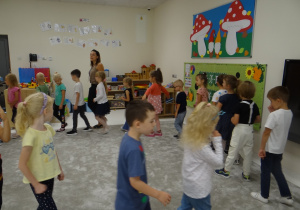 Dzieci tańczą chodząc po kole