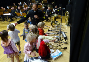Dzieci oglądają instrumenty.