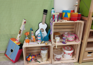 Instrumenty wykonane z różnych materiałów przez dzieci i rodziców.