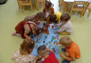 Dzieci malują farbami kolorowe liście