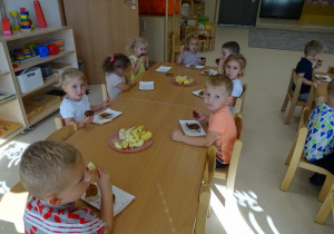 23 Dzieci jedzą owoce i babeczki
