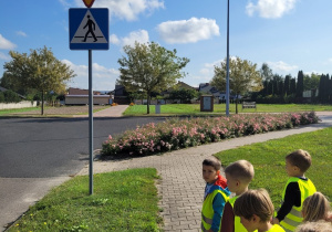 Dzieci oglądają znak drogowy