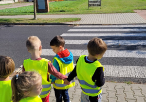 Dzieci uczą się przechodzenia przez ulicę