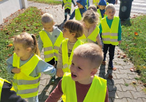 Dzieci podczas spaceru szukają znaków drogowych