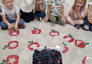 Dzieci wykonują jabłuszkowe zadanie
