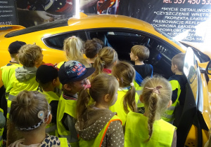 Dzieci oglądają samochód