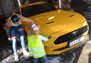 Hania myje samochód