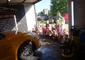 Dzieci oglądają mycie samochodu