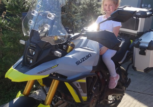 Julia siedzi na motorze