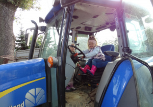 Nela i Pola w traktorze