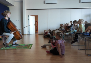 Dzieci oglądają instrument
