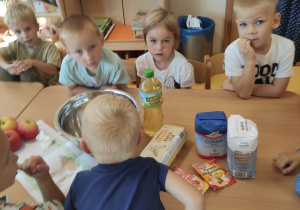 Dzieci oglądają składniki na ciasto
