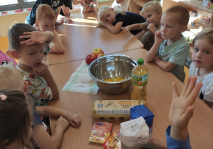 dzieci wkładają składniki do miski