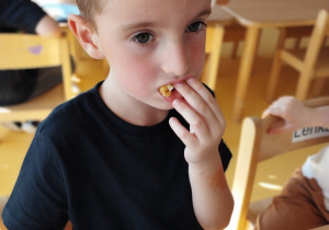 chłopiec podczas jedzenia