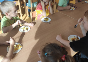 dzieci jedzą sałatkę