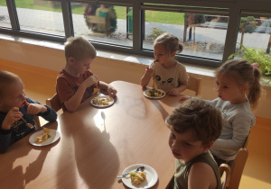 dzieci podczas jedzenia