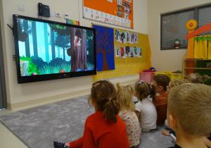 01 Dzieci oglądają film o budowie, gatunkach i znaczeniu drzew