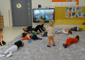 15 Dzieci i pani leżą na dywanie