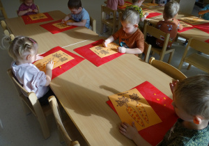 17 Dzieci siedzą przy stolikach