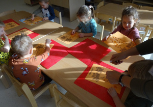 18 Dzieci pracują przy stolikach