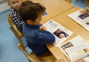Dzieci oglądają gazety