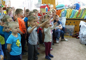 Dzieci tańczą na spotkaniu z panią Ulą