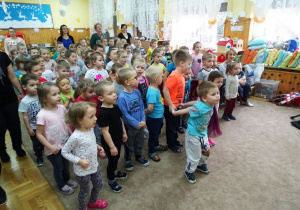 Dzieci uczestniczą w spotkaniu muzycznym